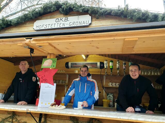 Obmann Werner Spielbichler, Christoph Pieber und Michael Schmol strahlen bei ihrem ÖKB-Standl (Österreichischer Kameradschaftsbund) um die Wette. | Foto: Erika Kollmann-Till 