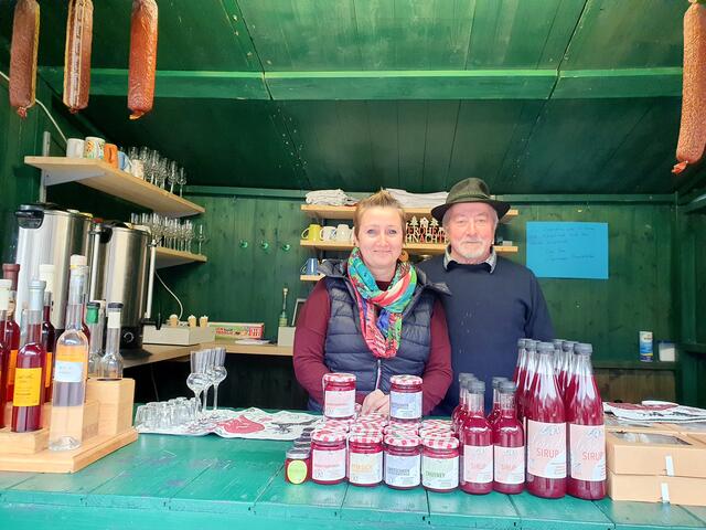 Marianne Ziegelwanger und Papa Peter Humpelstetter mit ihren köstlichen selbst produzierten Dirndlprodukten, von Marmelade bis hin zu Edelbränden. | Foto: Erika Kollmann-Till 