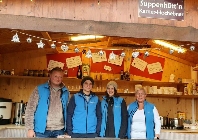Wilhelm und Dominic Hochebner, Cornelia Seiberl und Ilse Hochlehner führen ihre weihnachtliche Suppenhütt´n seit 30 Jahren. | Foto: Erika Kollmann-Till 