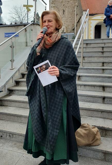 Geschäftsführerin a.D. der Volkskultur NÖ Dorli Draxler eröffnet den Grünauer Advent zum ersten Mal in ihrer Pension. | Foto: Erika Kollmann-Till 