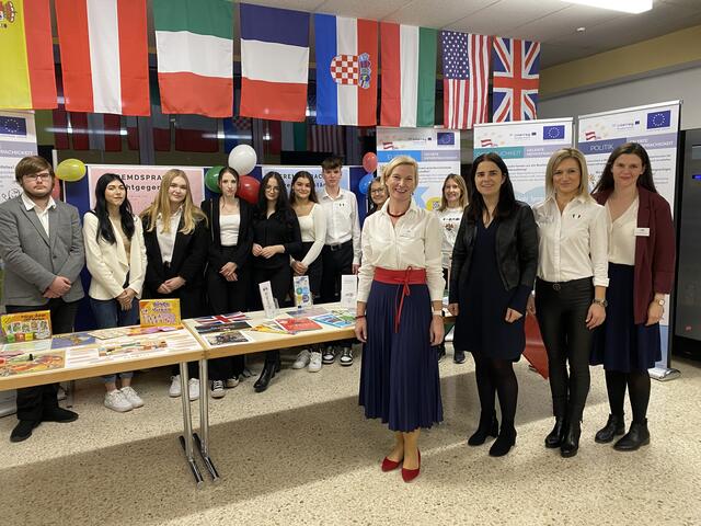 Direktorin Hasler (Mitte) mit ihren SchülerInnen und Lehrerinnen am Sprachen-Stand