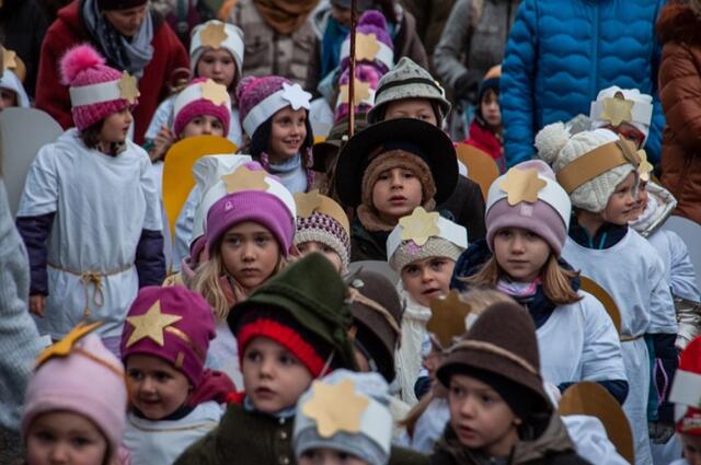 Hirten und Engel in großer Zahl beim Einzug. | Foto: Lukas Auer