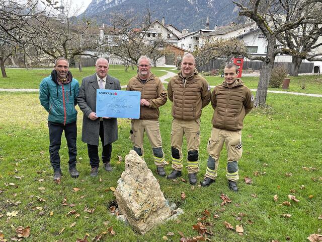 Regisseur Markus Plattner mit VDir. Bernhard Plattner bei der Übergabe der Spende von 1.500,- Euro an Armin Höfer (Landesleiter), Marc Berger (Kommandant) und Lukas Steinlechner (Gruppenkommandant) von der Grubenwehr Tirol vor dem Erzstein im Mathoi Garten. | Foto: Sparkasse