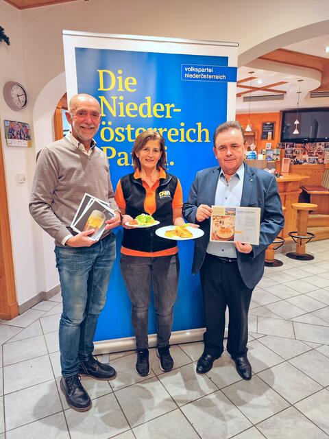 Bürgermeister Josef Schaden, Roswitha Schaden und Landtagsabgeordneter Franz Mold präsentierten das Erdäpfel-Cordon-Bleu. | Foto: VP Zwettl