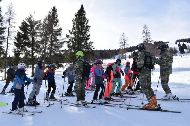 In Tamsweg wurde vom Jägerbataillon 18 ein einwöchiges Kinderskilager während der Semesterferien organisiert.  | Foto: Peter Huber