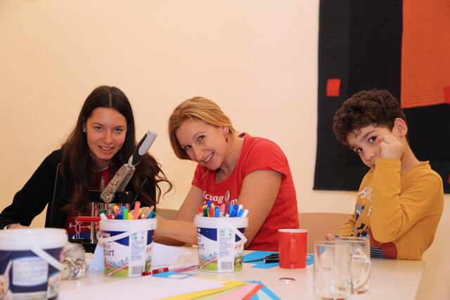 Kinderglück hat viele Helferinnen. | Foto: Eckhart Herbe