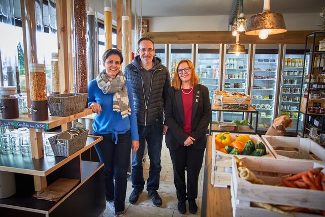 Im Regionalladen „Die Frauenwirtschaft“: Inhaberin Karin Stöger, LEADER-Geschäftsführer Thomas Heindl und Projektleiterin Alexandra Katzian. | Foto: Anna Faltner/Leaderregion