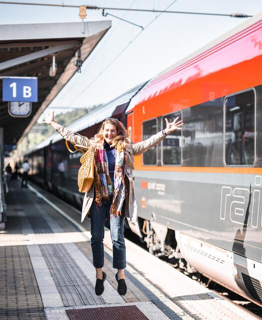 Umweltstadträtin Sonja-Pickhardt-Kröpfel freut sich über das zusätzliche Bahnangebot. | Foto: Thomas Koller/Grüne