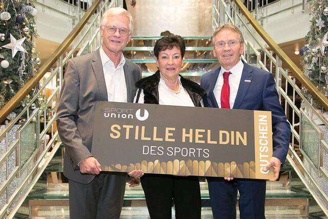 Edith Parzmayr (Mitte) wurde von Sportunion Oberösterreich-Präsident Franz Schiefermayr (r.) zur „Stillen Heldin“ 2022 gekürt. | Foto: Cityfoto/Pelzl