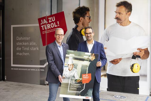 Präsentieren die neue Mitarbeiterkampagne im Rahmen von "Ja zu Tirol": Bernhard Achatz (WK-Arbeitsmarkt- und Arbeitsrechtsexperte) und WK-Präsident Christoph Walser (r.). | Foto: die Fotografen