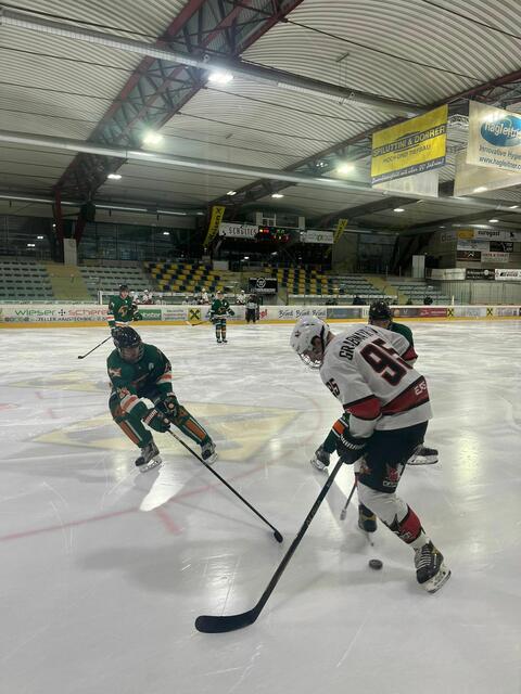 Dark Green Ravens (dunkle Trikots) gegen EC Canadians Kaprun, 3. Dezember 2022. | Foto: Florentine Macheiner