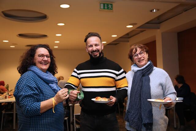 Der Iraker Munjid Ali hat es auch dank des Einsatzes von Monika Weilguni (l.) und Andrea Wahl geschafft, Österreicher zu werden. | Foto: Eckhart Herbe