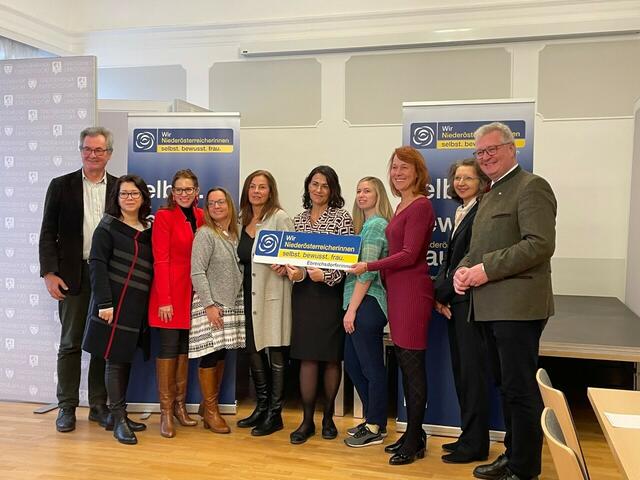 GR DI Heinrich Humer, Veronica Stöger, StR Abg. z. NR Mag. Carmen Jeitler-Cincelli, Stadtleiterin Alexandra Breuss, Carina Kostal, Stadtparteiobfrau GR Petra Falk, Yvonne Kreutzer, VP-Frauen Bezirksleiterin Stv. StR Angela Stöckl-Wolkerstorfer, Maria Hummer und VP-Bezirksobmann Bgm. LAbg. Christoph Kainz (von links nach rechts)  | Foto: VP Ebreichsdorf