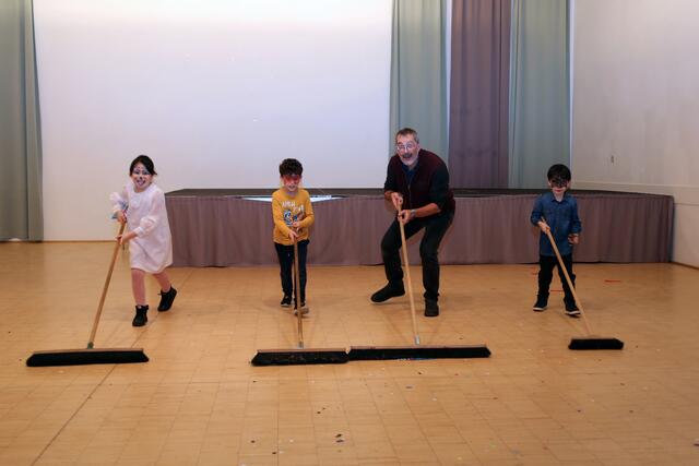Beim Aufräumen hatte Reinhard Kaspar (Verein "für mich und du") tatkräftige Helfer. | Foto: Eckhart Herbe