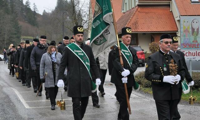 Der Festmarsch mit den erfolgreichen "Lederspringerinnen und Lederspringern“ in Arzberg. | Foto: Arzberger Bergknappenverein