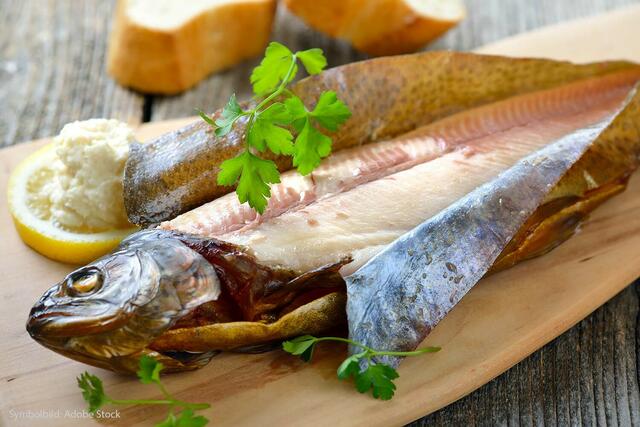 Geräucherter Saibling ist eine köstliche Spezialität, besonders für die Weihnachtsfeiertage. | Foto: Adobe Stock