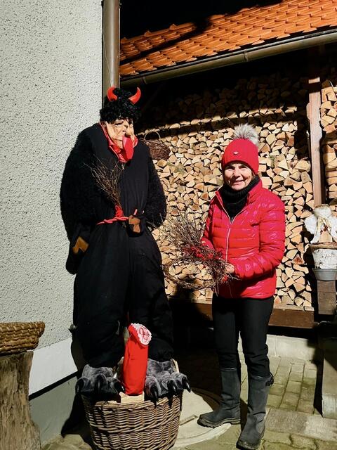 Der Krampus war natürlich auch dabei - rechts Helga Nebel die Gastgeberin. | Foto: Evamaria