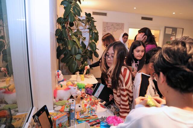 Leuchtende Kinderaugen am adventlichen Gabentisch. | Foto: Eckhart Herbe