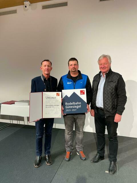 GF Christian Höck, Betriebsleiter Gilbert Bachmann und der ehemalige GF Walter Höllwarth freuen sich über die Auszeichnung vom Land Tirol. | Foto: privat