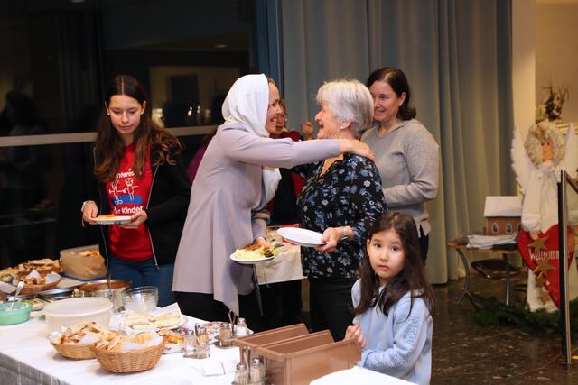 Emotionales Wiedersehen: Viele einstigen Flüchtlinge kamen aus dem  Nah und Fern, um ihre Unterstützer beim Fest in St. Georgen zu treffen. | Foto: Eckhart Herbe