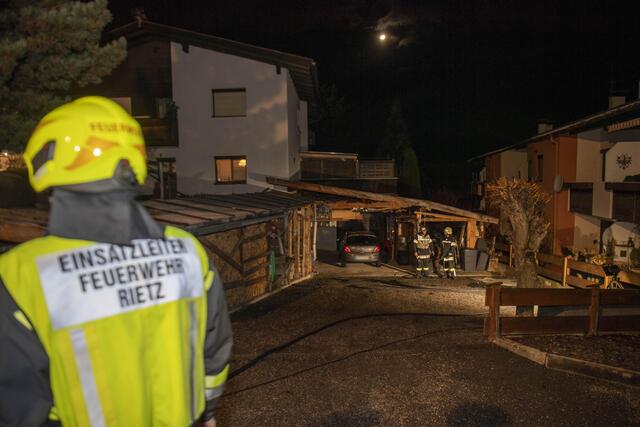 Der Brand konnte von den Beamten der Polizeiinspektion Silz unter Kontrolle gebracht werden, die Feuerwehr Rietz führte die Nachlöscharbeiten durch. | Foto: zeitungsfoto.at