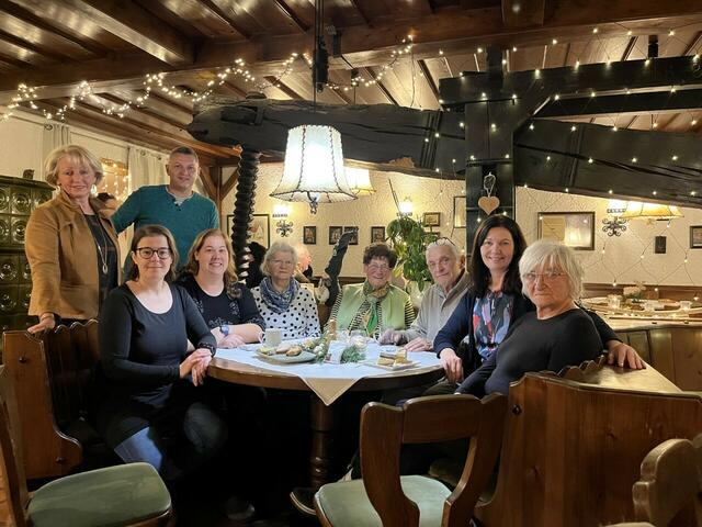 Sitzend: Gemeinderätin Anne Rothleitner. Gemeindevorständin Daniela Makovich, Maria Pichler, CäzliaGold, Otto Mersich, Landtagsabgeordnete Melanie Eckhardt und Maria Pichler; stehend: Irene Leeb und Gemeinderat Alex Pichler. | Foto: Volkspartei Burgenland