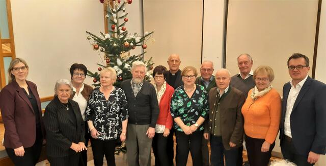 Gudrun Haas, Josefa Holzinger, Vizebgm. Maria Gruber, Brigitta Koll, Josef Bauer, Gertraude Riedl, Pfarrer Mag. Franz Kraus, Ernestine Resel, Karl Radlbauer, Franz Stöhr, Karl Köberl, Rosa Kummer und Bgm. Hans-Jürgen Resel | Foto: Marktgemeinde St. Leonhard