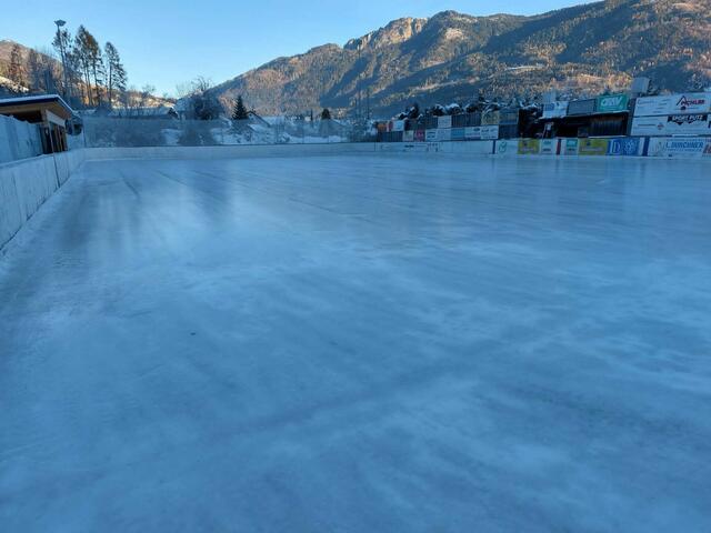 Sepp Lederer ist der Eismeister in Kötschach-Mauthen. Er sorgt für die perfekte Eisfläche. | Foto: Sepp Lederer