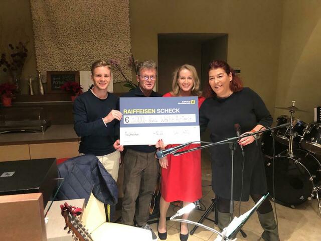 Susanne Hargassner (l.) mit den Waizenauer-Geschäftsführern Doris und Silvio mit Sohn Nico Vitale bei der Scheckübergabe. | Foto: Hargassner