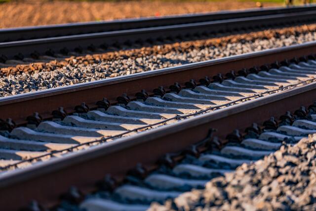 Wenn Kabel an der Eisenbahnstrecke zerstört werden kann das schwere Folgen haben.
 | Foto: Adobe Stock/reisezielinfo