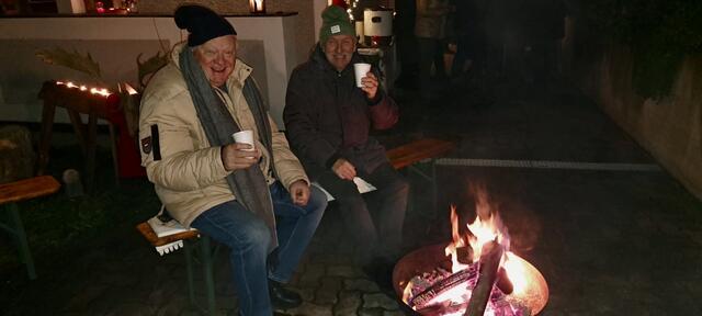 Gesellten sich mit Glühwein zum zusätzlichen Anwärmen um die Feuerschale - links Stefan Kurzmann, re. Erich Timischl | Foto: Gerald Lackner