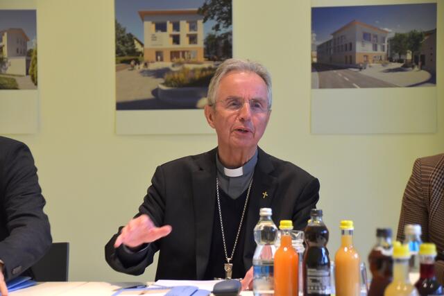 Weihbischof Hansjörg Hofer betont, dass das Tagungshaus in Zukunft noch mehr zu einer "dezentral-zentralen" Servicestelle werden soll.  | Foto: Barbara Fluckinger