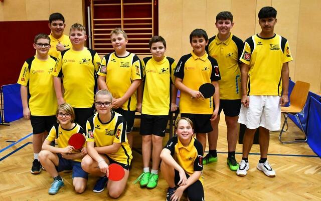 Gruppenfoto der 11 Horner Spieler; vorne: Magdalena und Elisabeth Hengstberger, Sebastian Bacher
stehend: Simon Mack, Lukas Gebert-Germ, Alexander und Daniel Müllauer, Sven Kremser, Dominik Stefal, David Fux und Farzad Hashimi | Foto: Union Horn Sektion TT