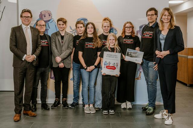 Die Abordnung der MS Clemens Holzmeister mit BM Martin Polaschek und WKÖ-Vizepräsidentin Carmen Goby. | Foto: Nadine Studeny 