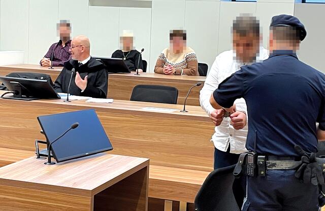 Der Angeklagte in Handschellen. Sein Anwalt, Mag. Andreas Schweitzer, sorgte für eine Überraschung. | Foto: Heigl