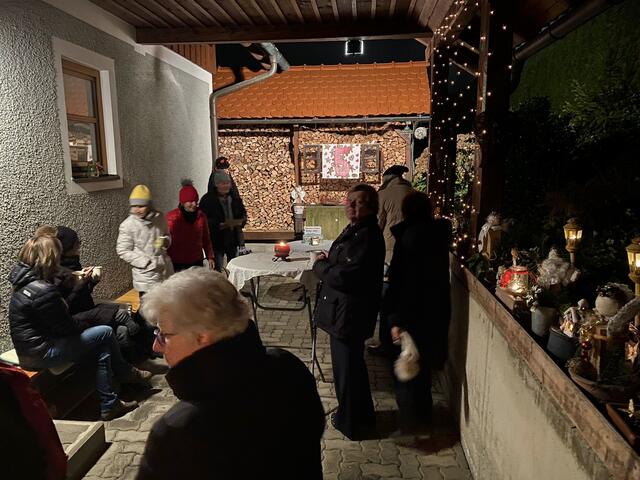 Fenster 5 bei gestaltet von Familie Helga und Heli Nebel, war sehr gut besucht. Man merkt, dass das "Zusammenstehen und Plaudern" allen gut tut! | Foto: Kurt Matzer