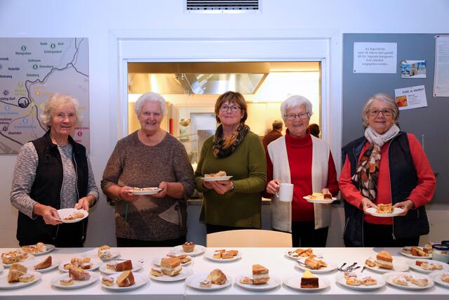 Die Damen der Goldhaubengruppe sorgten für schmackhafte Mehlspeisen | Foto: Eckhart Herbe