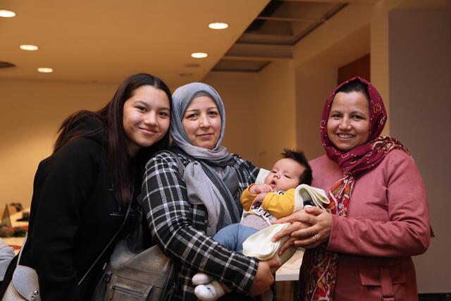 Der jüngste Teilnehmer der Feier war Hassan, zwei Monate jung, dem seine afghanische Mutter, Schwester und Oma in Österreich eine friedvolle Kindheit bieten können. | Foto: Eckhart Herbe