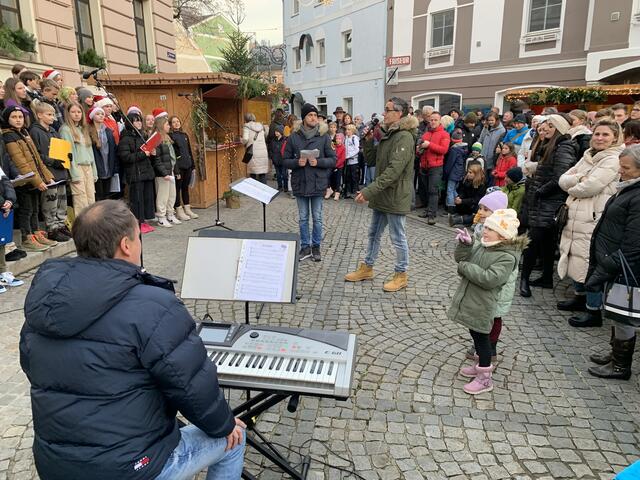Mit stimmungsvollen Liedern unter der Leitung von Chorleiter Johannes Stöckler wurden die zahlreichen Zuschauer beim Adventzauber Kirchdorf in weihnachtliche Stimmung versetzt. | Foto: digiTNMS-MMS Kirchdorf