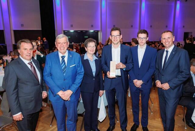 Foto von links nach rechts: WKNÖ-Präsident Wolfgang Ecker, Franz Straßberger, Gertraud Straßberger, Michael Straßberger, Dominik Straßberger, Wirtschaftslandesrat Jochen Danninger | Foto: leadersnet/a.felten