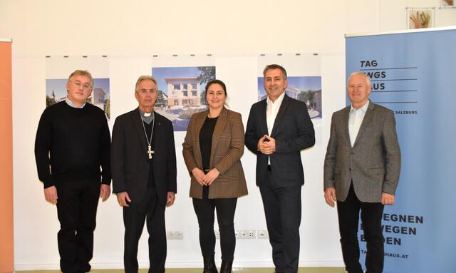 Stadtpfarrer Christian Hauser, Weihbischof Hansjörg Hofer, Architektin Nina Schubert, Direktor Herwig Ortner und Pfarrkirchenratsobmann Johann Mauracher (v.l.) blicken dem Umbau des Tagungshauses Wörgl mit Vorfreude entgegen. | Foto: Barbara Fluckinger