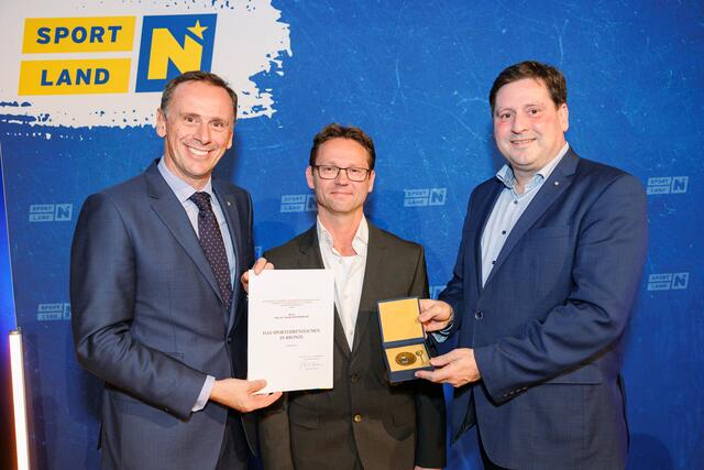 Landesrat Jochen Danninger und Badens Bürgermeister Stefan Szirucsek überreichten Martin Effenberger aus Gramatneusiedl das bronzene Ehrenzeichen. | Foto: Alexander Felten