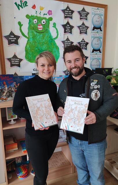 Neues Malbuch für den Unterricht: Hannes Brugger, Obmann Salzburger Heimatvereine und Nicole Mayrhofer, Pädagogin an der Volksschule Itzling.  | Foto: Salzburger Heimatvereine