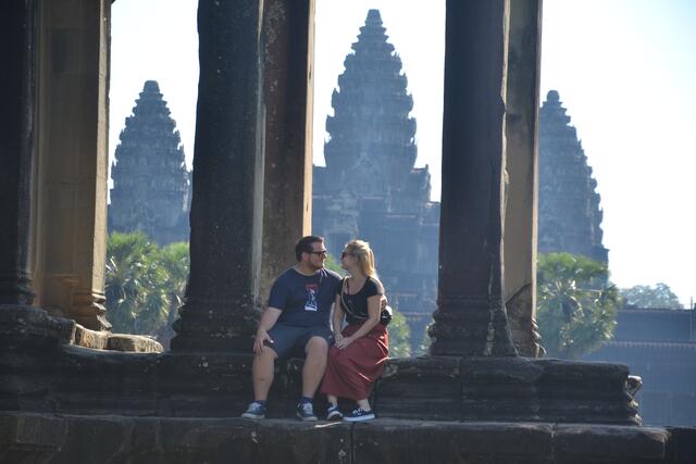 Anna und Markus vor der weltberühmten buddhistischen Tempelanlage Angkor Wat in der Region Angkor in Kambodscha.