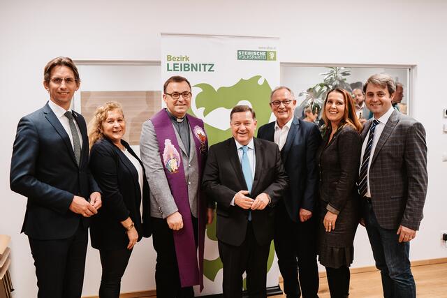 Die Eröffnung der neuen Räumlichkeiten wurde mit Gottes Segen von Stadtpfarrer Anton Neger begangen. | Foto: Michaela Lorber
