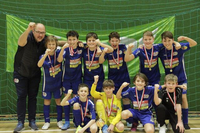 Die erfolgreiche U12-Mannschaft der SPG Perg-Windhaag, betreut von Hannes Gruber, nach dem Turniersieg. | Foto: DSG Union Habau Perg