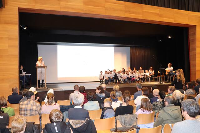 Zwischen den Ansprachen präsentierten die Kinder ein buntes musikalisches Programm, das für Begeisterung sorgte. | Foto: Othmar Kolp