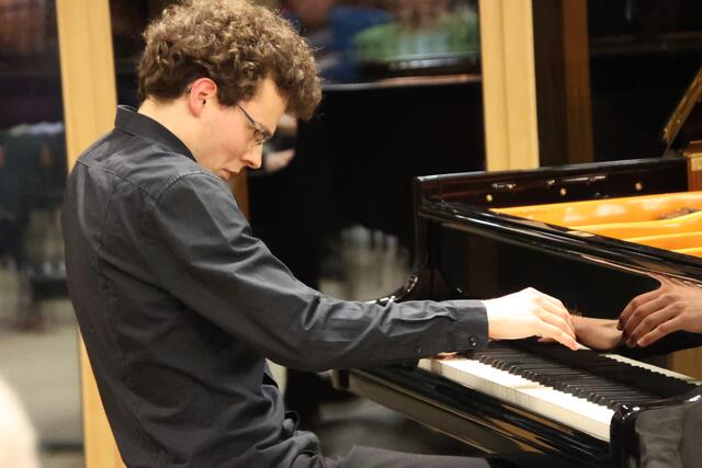 Junges Ausnahmetalent Martin Nöbauer auf dem Bösendorfer-Flügel in Anif.
