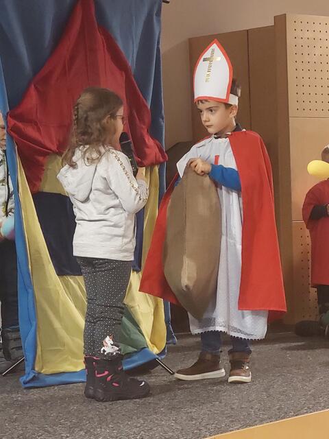 Die Kindergartenkinder spielen ein kleines Theaterstück, um die Wartezeit auf den Nikolaus zu verkürzen. | Foto: privat