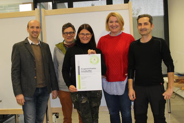 Schulleiter Klaus Oberegger, die Firmenchefs Ernst und Brigitte Joast, Gesundheitsteam-Leiterin Annelies Senfter und Jausenverkäufer Pietro D‘Alberto (v.l.) | Foto: TFBS Lienz